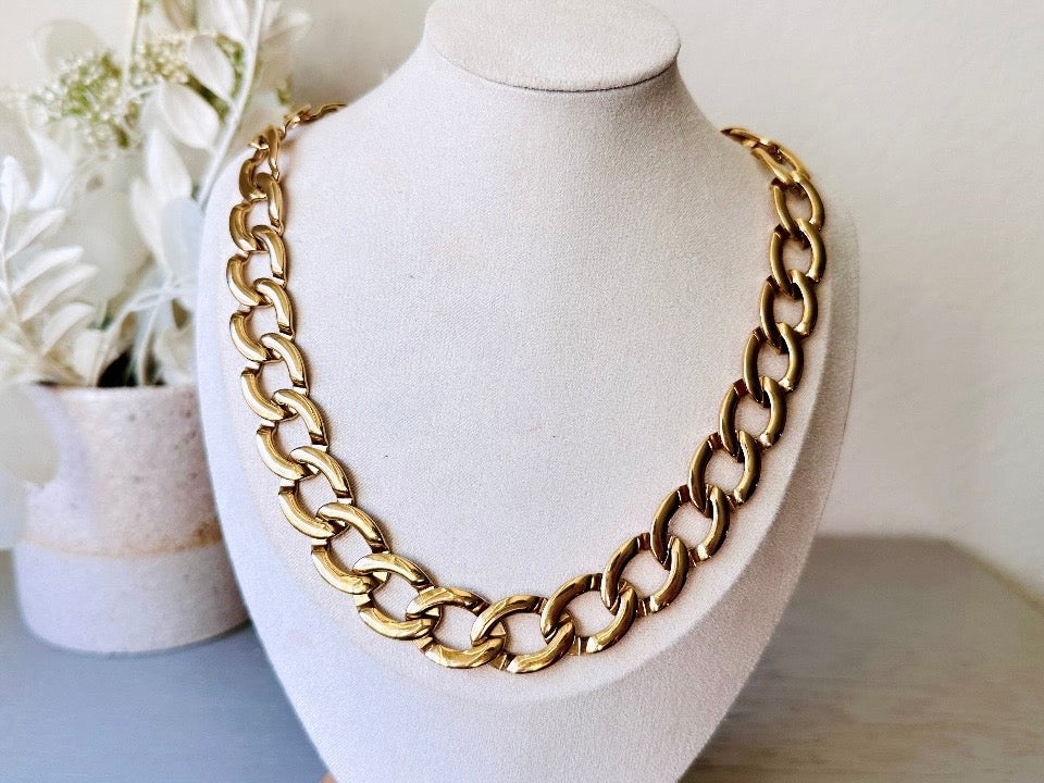 This 1980s Monet necklace is a classic vintage gold chain necklace that you can style endlessly. This vintage designer necklace is by Monet; a vintage jewelry company renowned and well loved for beautiful designs that have stood the test of time. On display bust