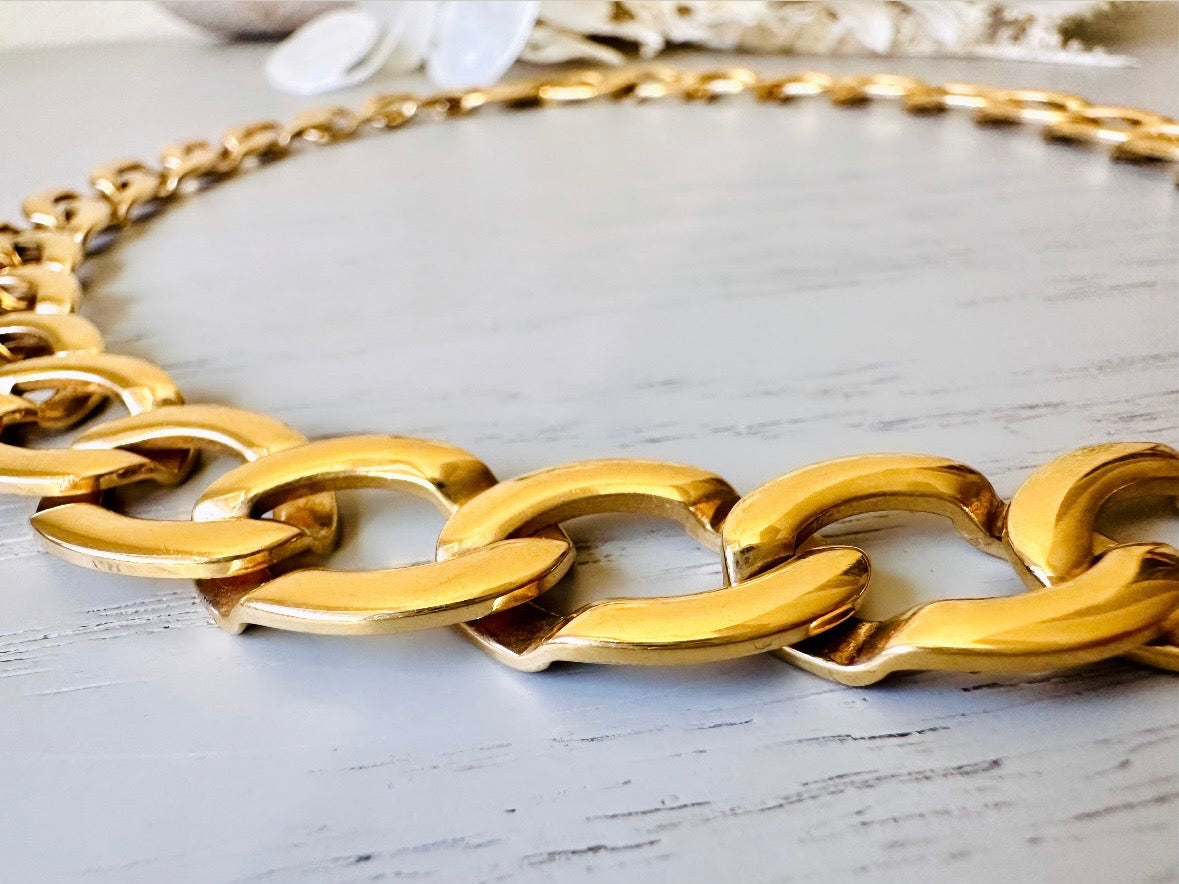This 1980s Monet necklace is a classic vintage gold chain necklace that you can style endlessly. This vintage designer necklace is by Monet; a vintage jewelry company renowned and well loved for beautiful designs that have stood the test of time. Close up