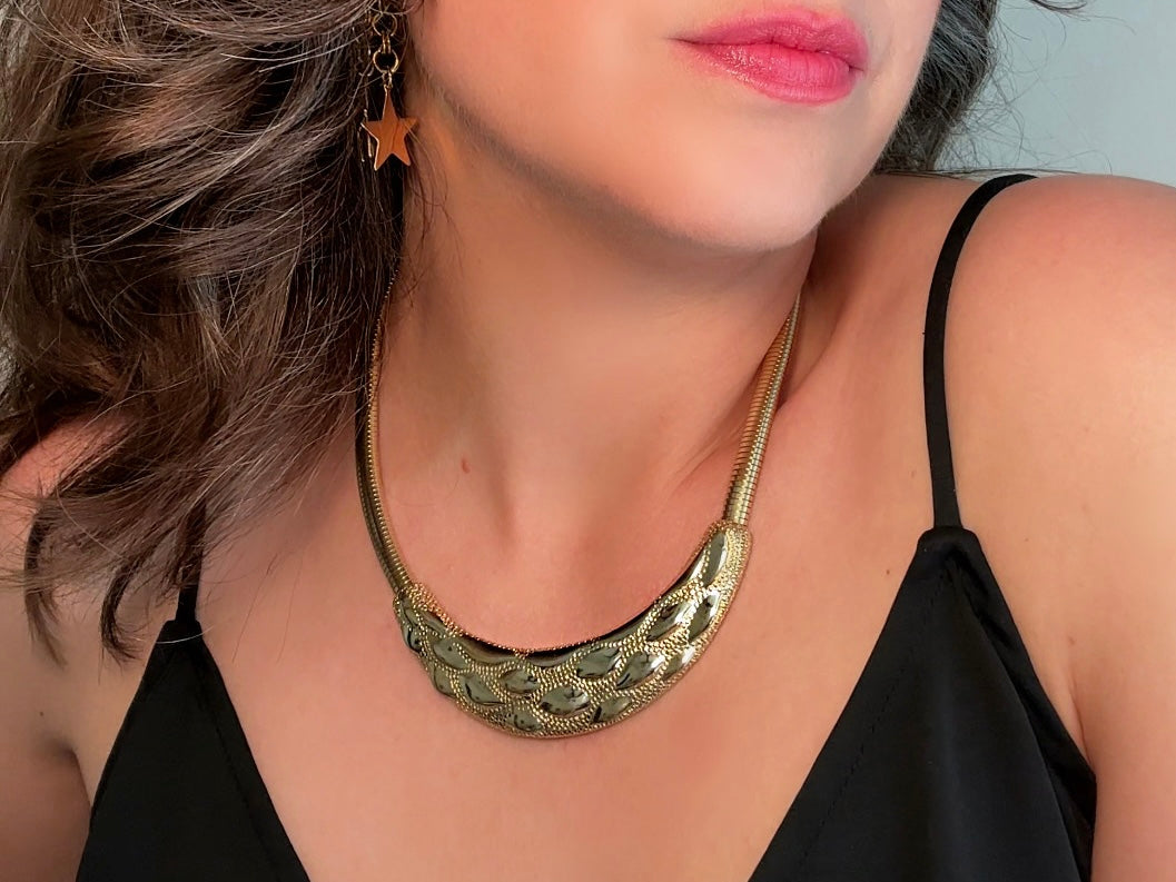 This gold omega necklace is a Park Lane signed designer vintage choker necklace from the 1980s. Featuring wide band gold snake chain with a textured raised geometric crescent bar, this gold collar necklace is bold and beautiful. In excellent vintage condition, signed Park Lane on back.