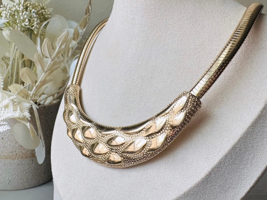 This gold omega necklace is a Park Lane signed designer vintage choker necklace from the 1980s. Featuring wide band gold snake chain with a textured raised geometric crescent bar, this gold collar necklace is bold and beautiful. In excellent vintage condition, signed Park Lane on back.