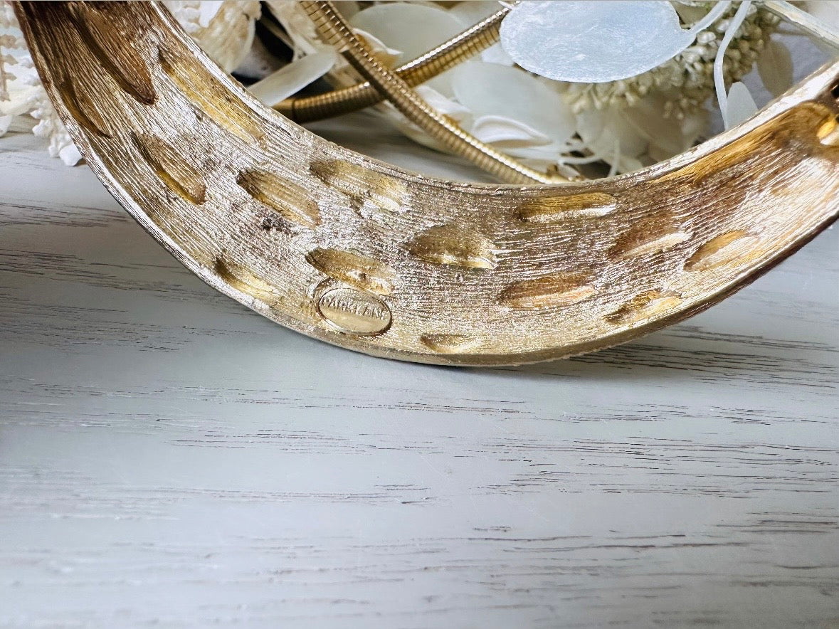 This gold omega necklace is a Park Lane signed designer vintage choker necklace from the 1980s. Featuring wide band gold snake chain with a textured raised geometric crescent bar, this gold collar necklace is bold and beautiful. In excellent vintage condition, signed Park Lane on back.