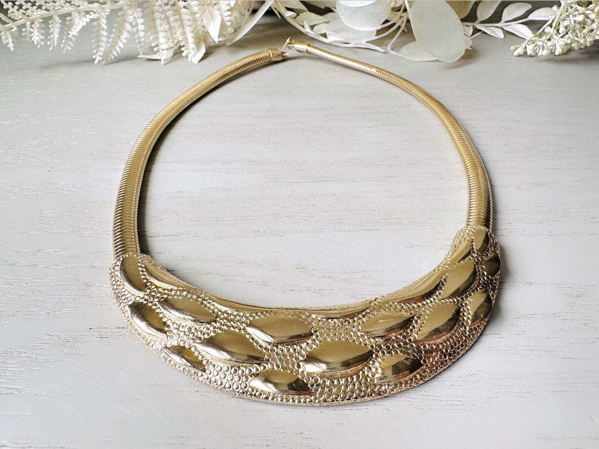 This gold omega necklace is a Park Lane signed designer vintage choker necklace from the 1980s. Featuring wide band gold snake chain with a textured raised geometric crescent bar, this gold collar necklace is bold and beautiful. In excellent vintage condition, signed Park Lane on back.
