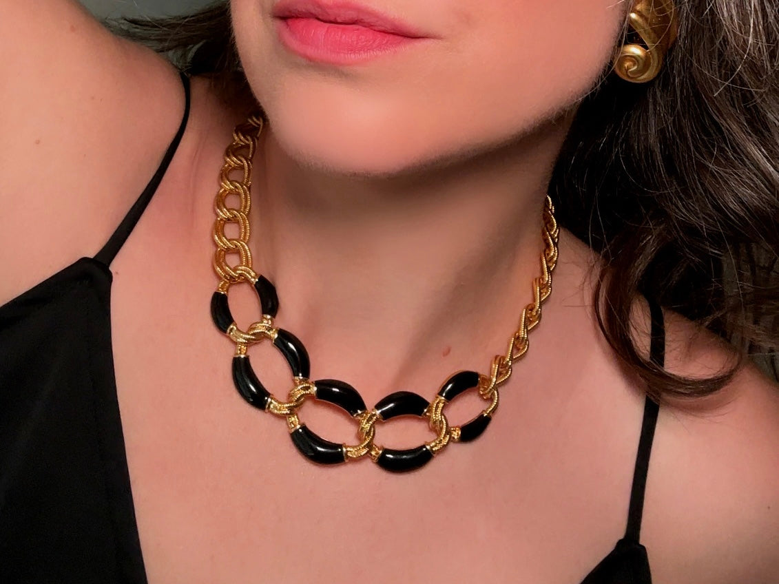 This is a vintage 1980s Napier black and gold chain necklace. It had textured double link gold chain links in rich brushed gold that interlocks with wider chain links with glossy black enamel. Signed designer vintage piece. Modelled for size reference the length is on the collar.