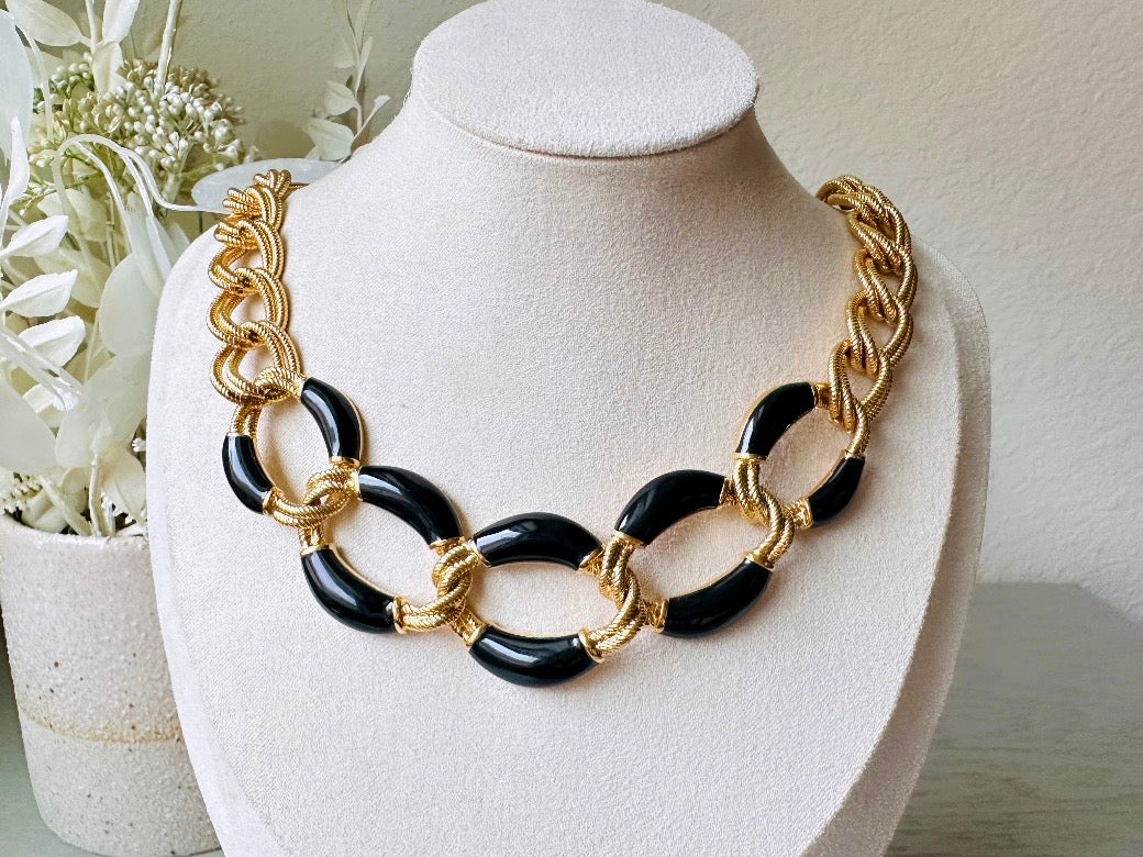 This is a vintage 1980s Napier black and gold chain necklace. It had textured double link gold chain links in rich brushed gold that interlocks with wider chain links with glossy black enamel. Signed designer vintage piece.