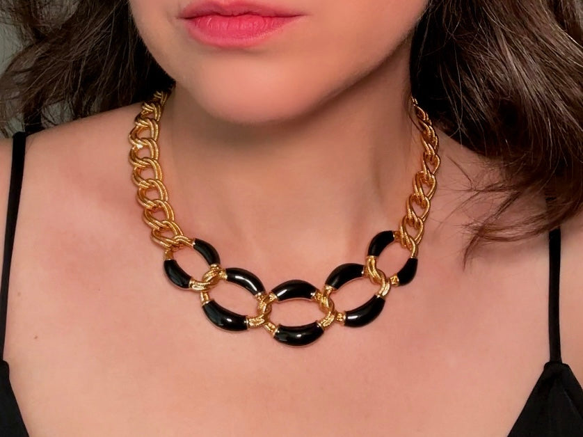 This is a vintage 1980s Napier black and gold chain necklace. It had textured double link gold chain links in rich brushed gold that interlocks with wider chain links with glossy black enamel. Signed designer vintage piece. Modelled for size reference the length is on the collar.