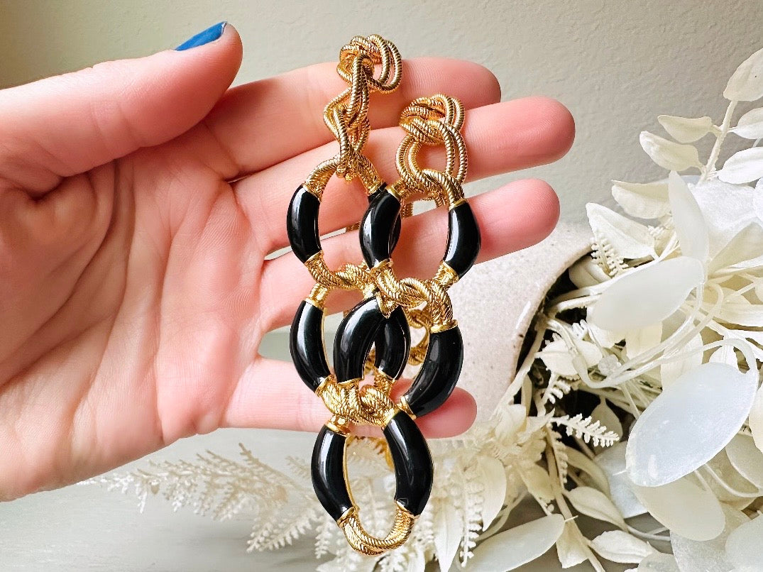 This is a vintage 1980s Napier black and gold chain necklace. It had textured double link gold chain links in rich brushed gold that interlocks with wider chain links with glossy black enamel. Signed designer vintage piece. Held in hand for size reference the length is on the collar.