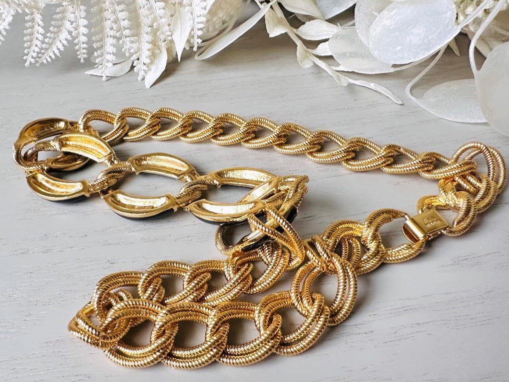 This is a vintage 1980s Napier black and gold chain necklace. It had textured double link gold chain links in rich brushed gold that interlocks with wider chain links with glossy black enamel. Signed designer vintage piece. Modelled for size reference the length is on the collar.