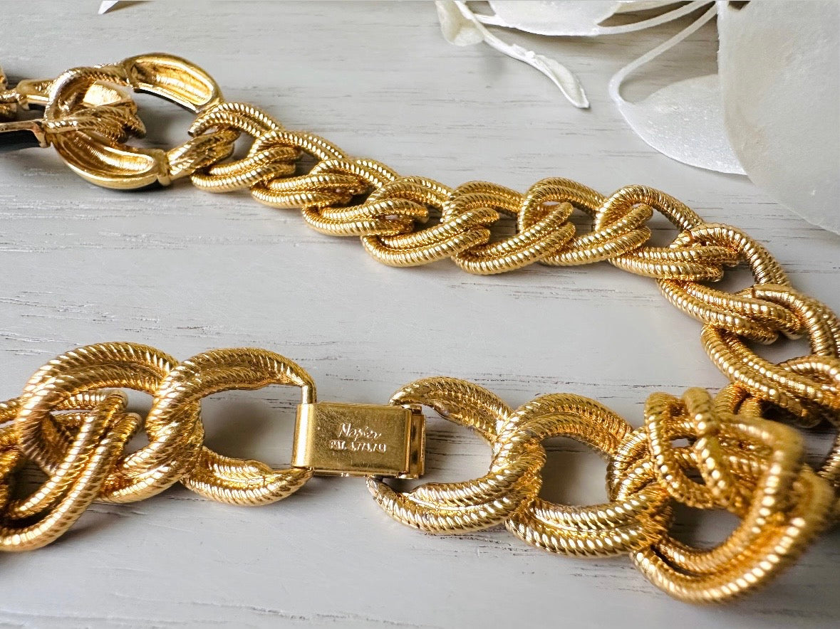 This is a vintage 1980s Napier black and gold chain necklace. It had textured double link gold chain links in rich brushed gold that interlocks with wider chain links with glossy black enamel. Signed designer vintage piece. Modelled for size reference the length is on the collar. Signed Napier clasp.