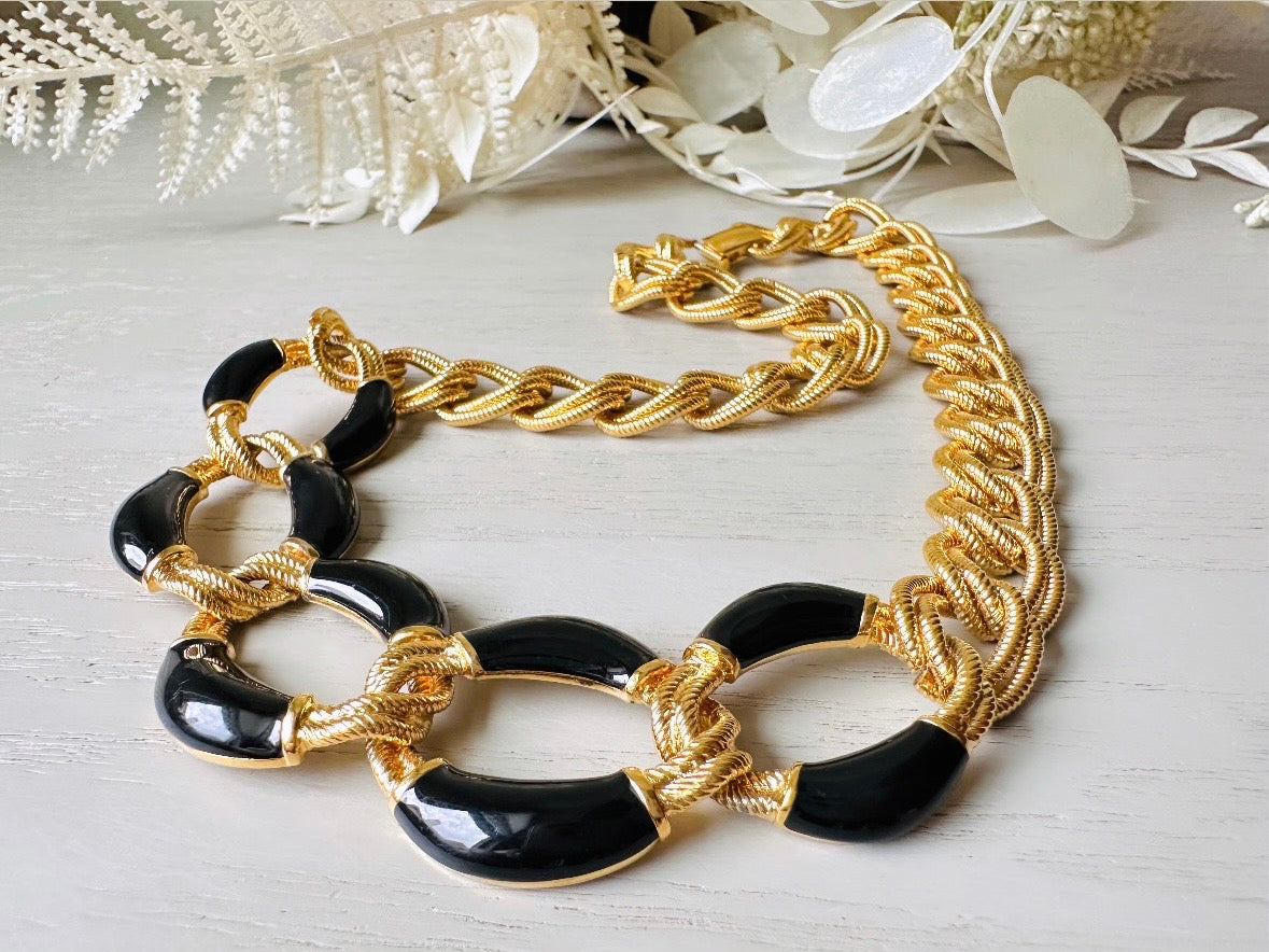 This is a vintage 1980s Napier black and gold chain necklace. It had textured double link gold chain links in rich brushed gold that interlocks with wider chain links with glossy black enamel. Signed designer vintage piece.