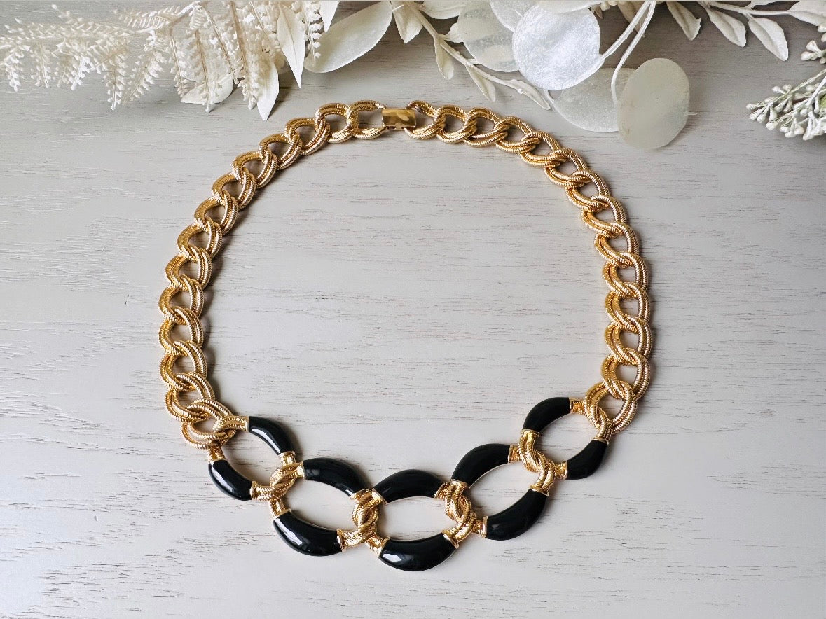 This is a vintage 1980s Napier black and gold chain necklace. It had textured double link gold chain links in rich brushed gold that interlocks with wider chain links with glossy black enamel. Signed designer vintage piece.