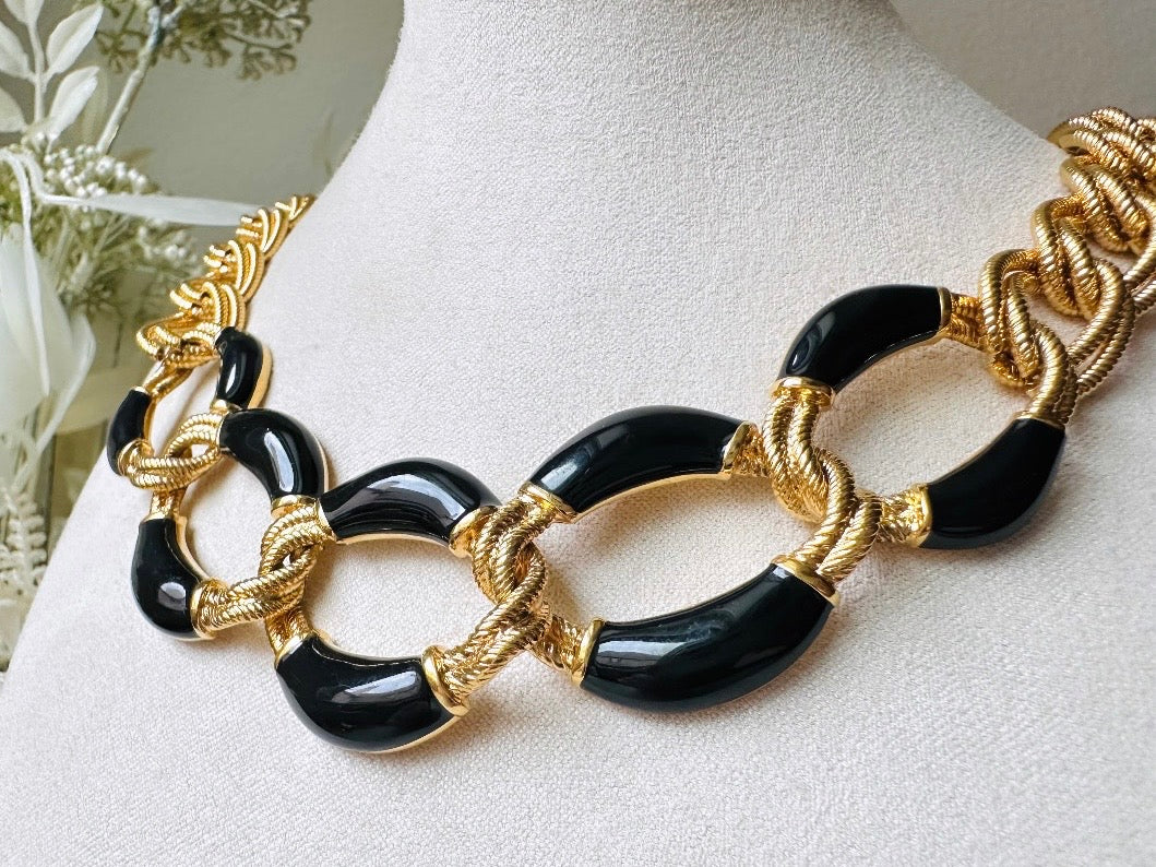 This is a vintage 1980s Napier black and gold chain necklace. It had textured double link gold chain links in rich brushed gold that interlocks with wider chain links with glossy black enamel. Signed designer vintage piece.