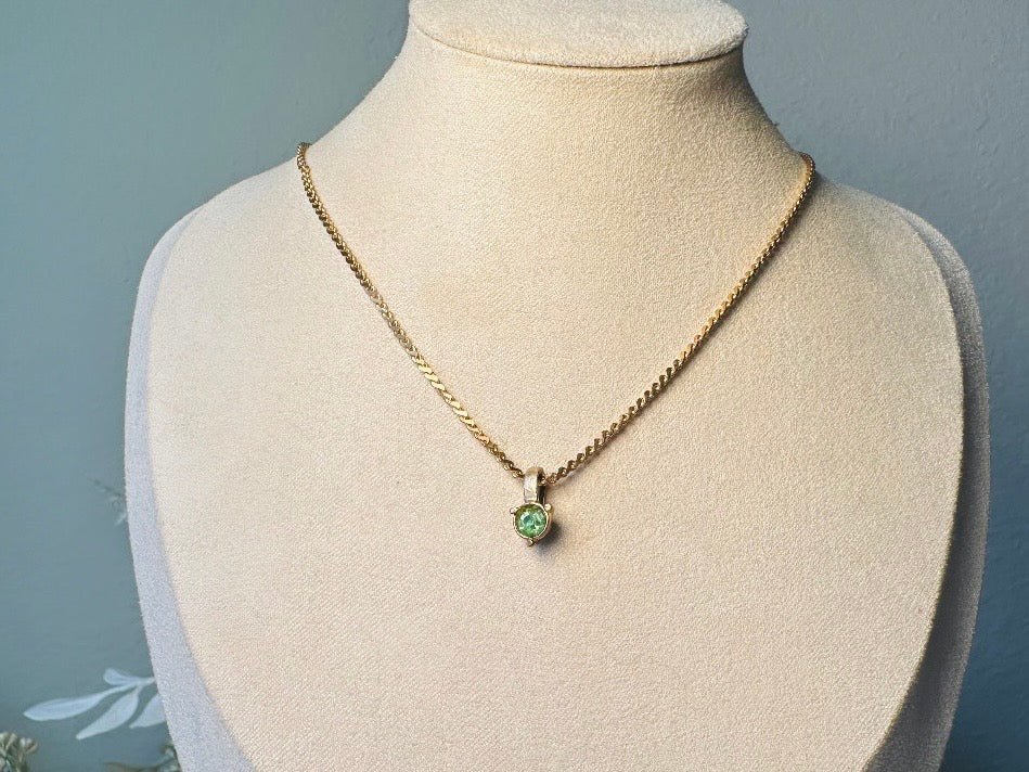 Peridot Crystal Pendant Necklace, Vintage Dainty Short Gold Chain Choker with Small Green Pendant
