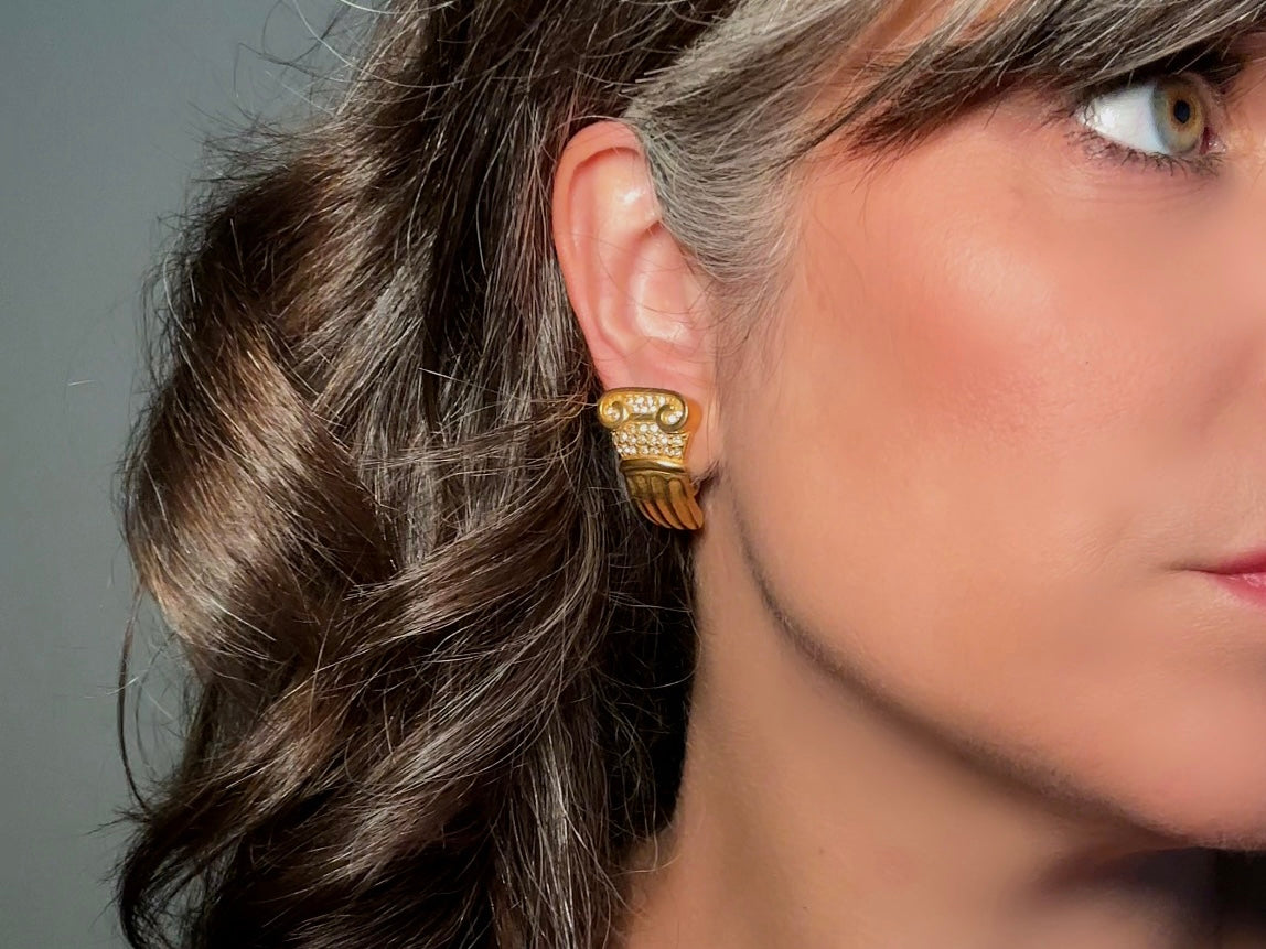 These vintage gold Carolee Roman column earrings are an incredible pair of bold neoclassical earrings. Featuring a matte gold finish, these clip on style sculptural earrings are accented with tiny pave set rhinestones. An incredible pair of signed designer earrings from the 1980s. A truly striking vintage treasure. Please view all pics and let me know if you have any questions at all!