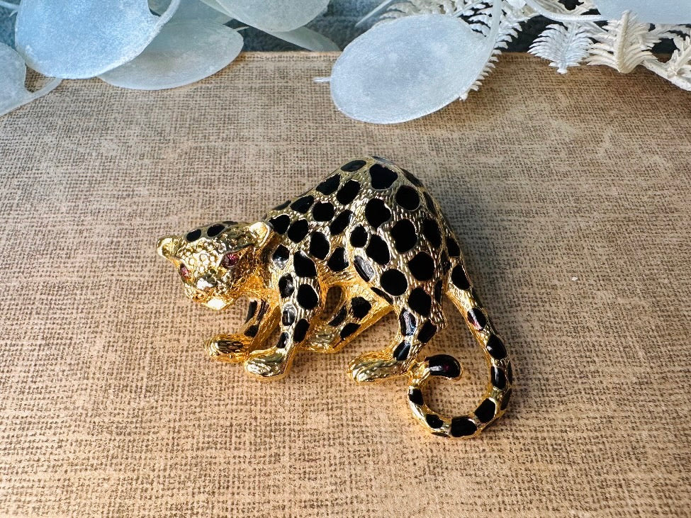 This vintage black and gold spotted leopard brooch is incredible. It is not only a striking statement brooch but easily converts to a pendant with a built in bail- add it to your favorite chain for to transform into a pendant necklace. Signed Park Lane piece in excellent vintage condition, with minimal wear. Incredibly detailed and a wonderful size. Please view all pics and let me know if you have any questions at all.
Dimensions: approximately 2.25". x 1.5" 