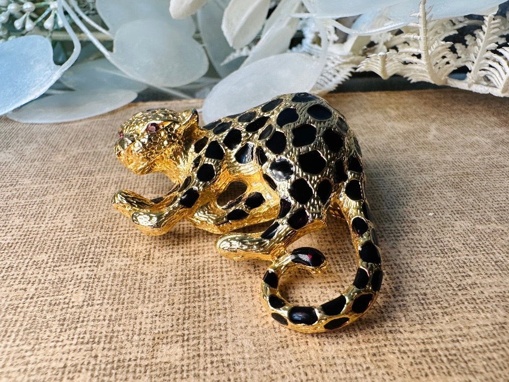 This vintage black and gold spotted leopard brooch is incredible. It is not only a striking statement brooch but easily converts to a pendant with a built in bail- add it to your favorite chain for to transform into a pendant necklace. Signed Park Lane piece in excellent vintage condition, with minimal wear. Incredibly detailed and a wonderful size. Please view all pics and let me know if you have any questions at all.
Dimensions: approximately 2.25". x 1.5" 