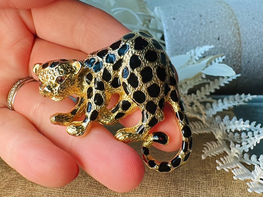 This vintage black and gold spotted leopard brooch is incredible. It is not only a striking statement brooch but easily converts to a pendant with a built in bail- add it to your favorite chain for to transform into a pendant necklace. Signed Park Lane piece in excellent vintage condition, with minimal wear. Incredibly detailed and a wonderful size. Please view all pics and let me know if you have any questions at all.
Dimensions: approximately 2.25". x 1.5" 