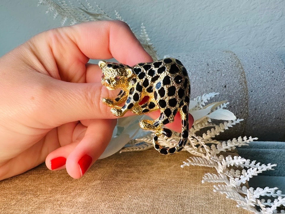 This vintage black and gold spotted leopard brooch is incredible. It is not only a striking statement brooch but easily converts to a pendant with a built in bail- add it to your favorite chain for to transform into a pendant necklace. Signed Park Lane piece in excellent vintage condition, with minimal wear. Incredibly detailed and a wonderful size. Please view all pics and let me know if you have any questions at all.
Dimensions: approximately 2.25". x 1.5" 