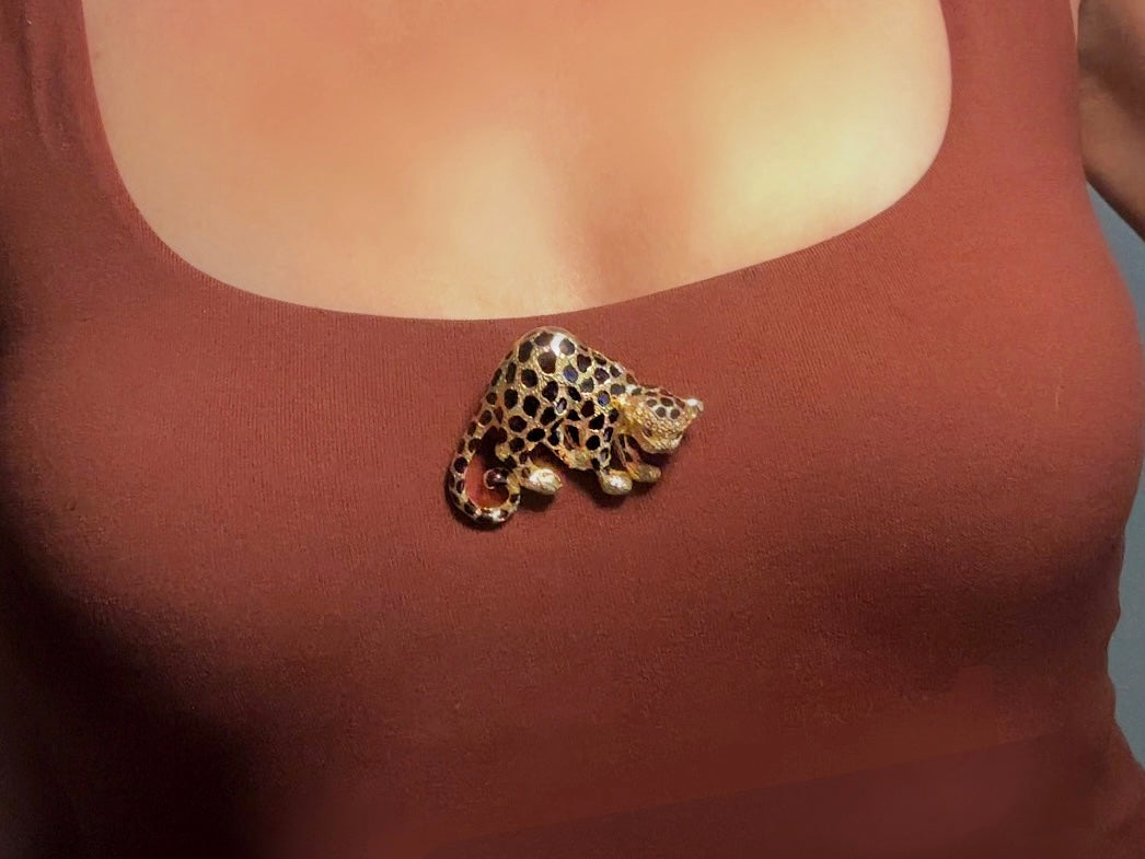 This vintage black and gold spotted leopard brooch is incredible. It is not only a striking statement brooch but easily converts to a pendant with a built in bail- add it to your favorite chain for to transform into a pendant necklace. Signed Park Lane piece in excellent vintage condition, with minimal wear. Incredibly detailed and a wonderful size. Please view all pics and let me know if you have any questions at all.
Dimensions: approximately 2.25". x 1.5" 