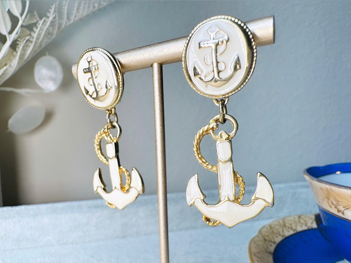 These cream and gold vintage anchor earrings are a gorgeous pair of nautical statement earrings by Park Lane. Featuring dreamy cream enamel and gold anchor and rope accent details, these pierced style dangle earrings are a classic and perfect for summer!