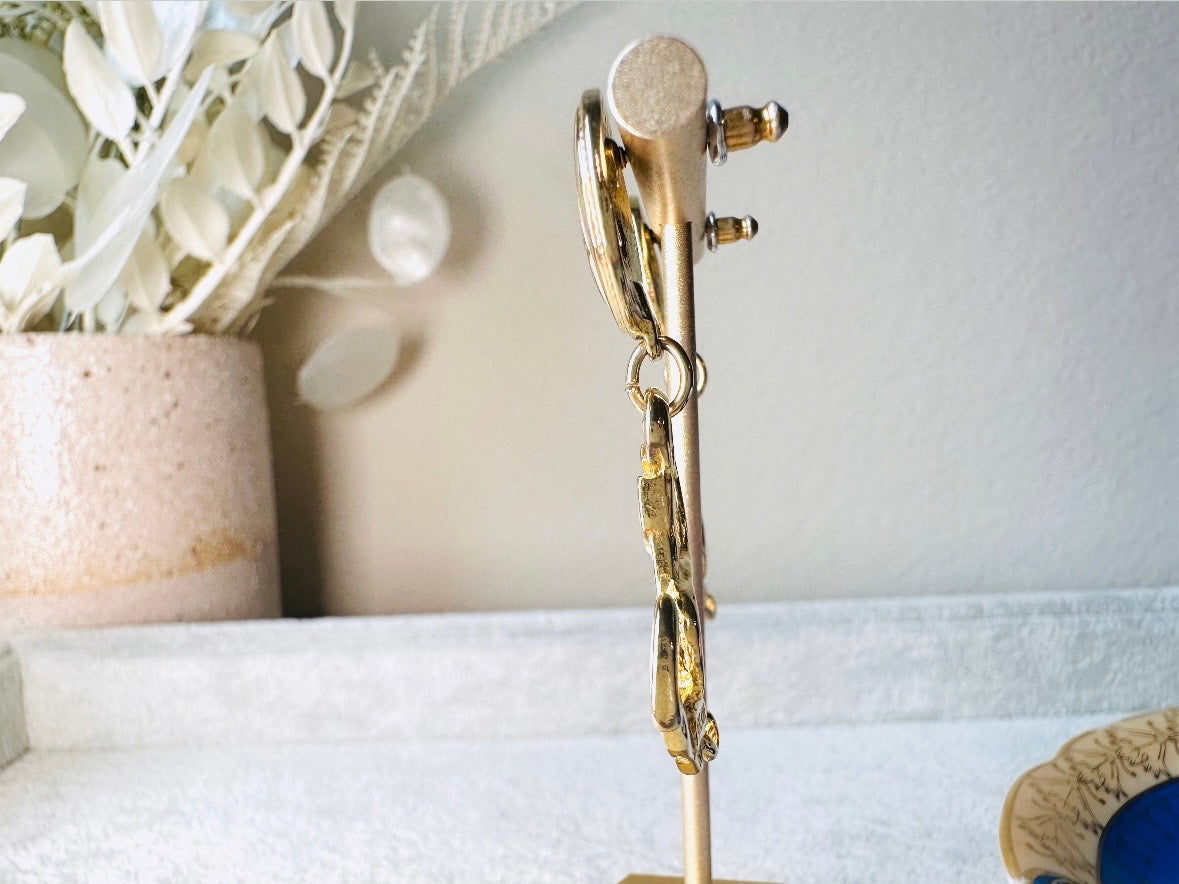 These cream and gold vintage anchor earrings are a gorgeous pair of nautical statement earrings by Park Lane. Featuring dreamy cream enamel and gold anchor and rope accent details, these pierced style dangle earrings are a classic and perfect for summer!