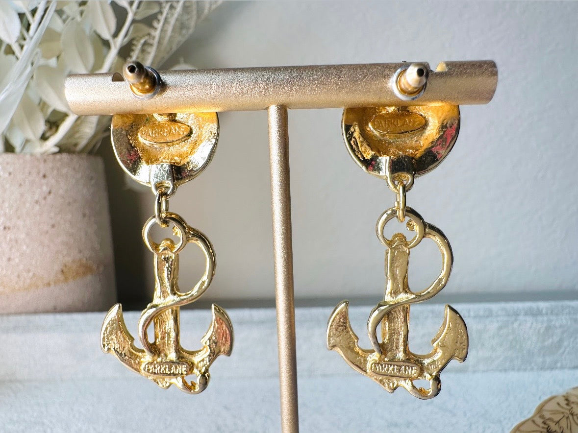 These cream and gold vintage anchor earrings are a gorgeous pair of nautical statement earrings by Park Lane. Featuring dreamy cream enamel and gold anchor and rope accent details, these pierced style dangle earrings are a classic and perfect for summer!