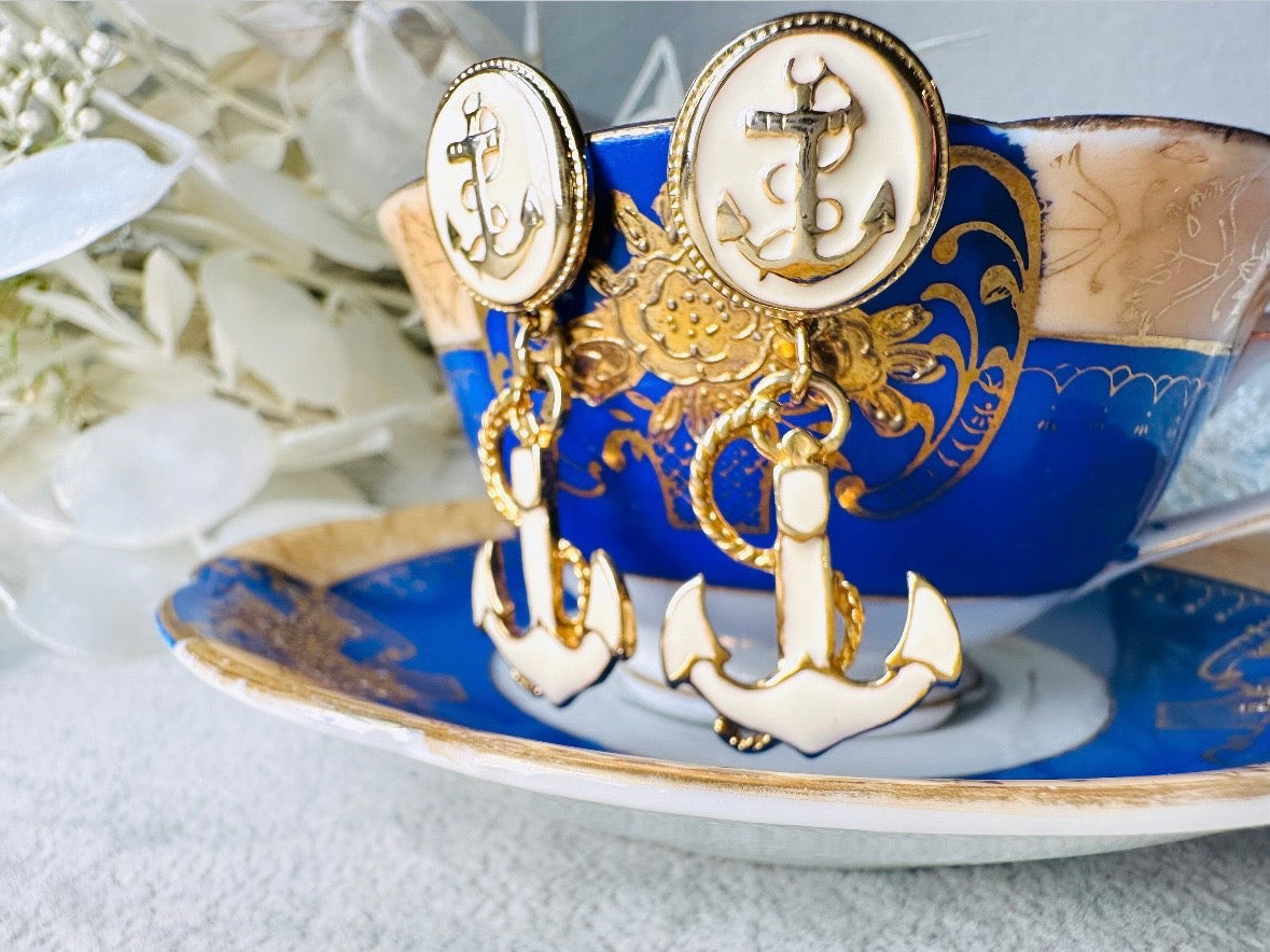These cream and gold vintage anchor earrings are a gorgeous pair of nautical statement earrings by Park Lane. Featuring dreamy cream enamel and gold anchor and rope accent details, these pierced style dangle earrings are a classic and perfect for summer!