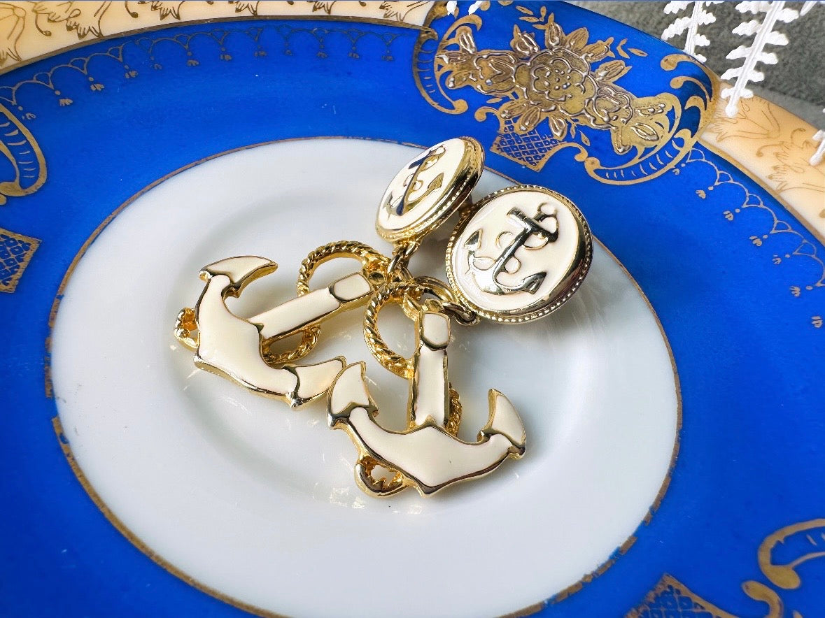 These cream and gold vintage anchor earrings are a gorgeous pair of nautical statement earrings by Park Lane. Featuring dreamy cream enamel and gold anchor and rope accent details, these pierced style dangle earrings are a classic and perfect for summer!
