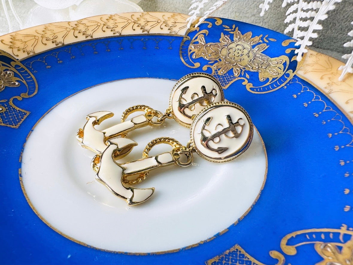 These cream and gold vintage anchor earrings are a gorgeous pair of nautical statement earrings by Park Lane. Featuring dreamy cream enamel and gold anchor and rope accent details, these pierced style dangle earrings are a classic and perfect for summer!