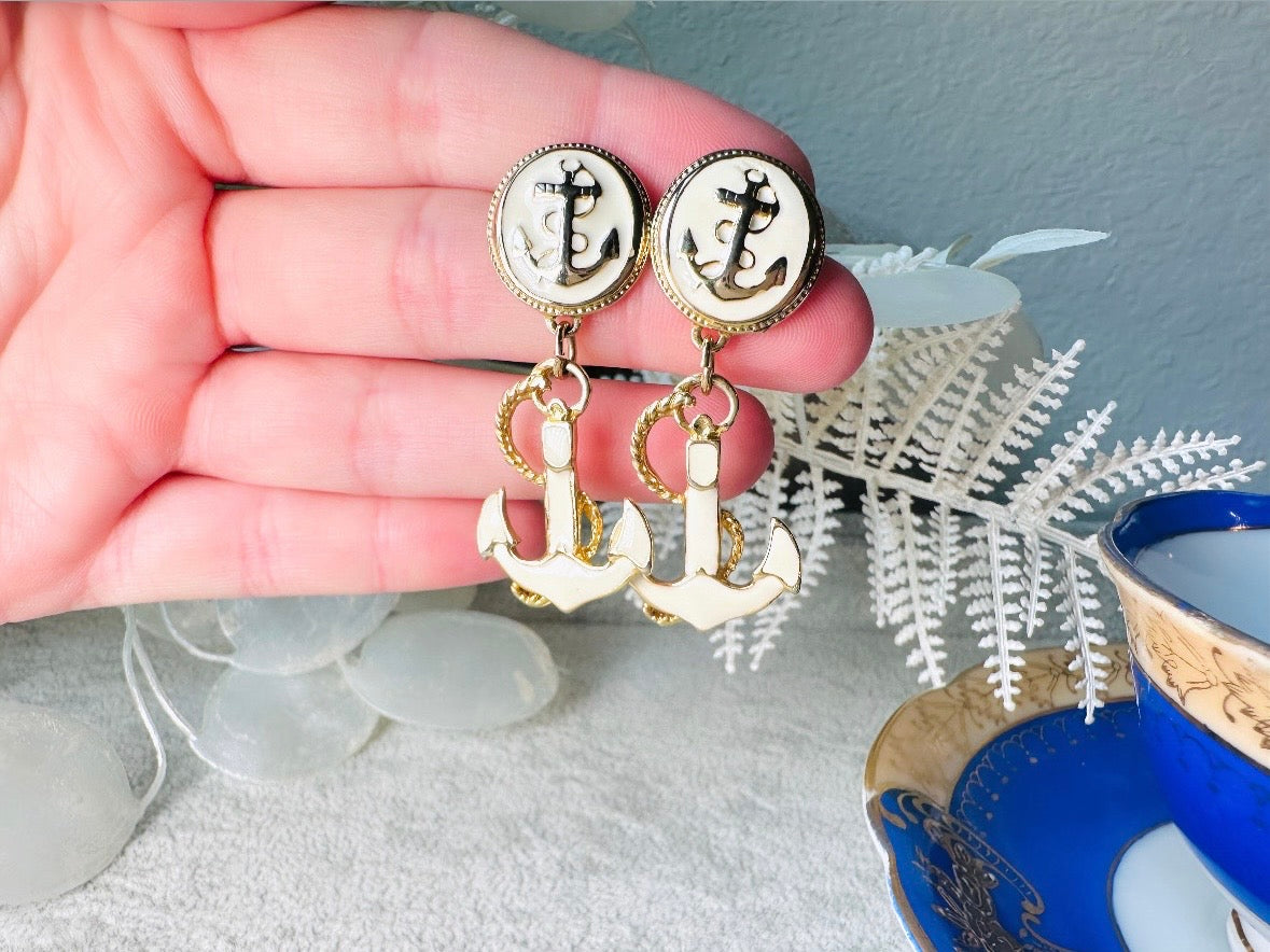 These cream and gold vintage anchor earrings are a gorgeous pair of nautical statement earrings by Park Lane. Featuring dreamy cream enamel and gold anchor and rope accent details, these pierced style dangle earrings are a classic and perfect for summer!