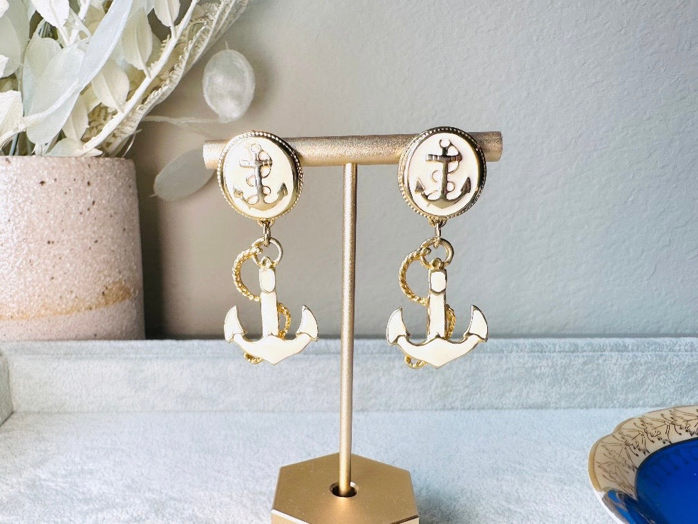 These cream and gold vintage anchor earrings are a gorgeous pair of nautical statement earrings by Park Lane. Featuring dreamy cream enamel and gold anchor and rope accent details, these pierced style dangle earrings are a classic and perfect for summer!