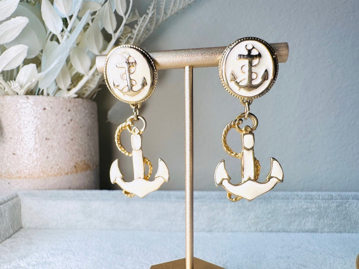 These cream and gold vintage anchor earrings are a gorgeous pair of nautical statement earrings by Park Lane. Featuring dreamy cream enamel and gold anchor and rope accent details, these pierced style dangle earrings are a classic and perfect for summer!