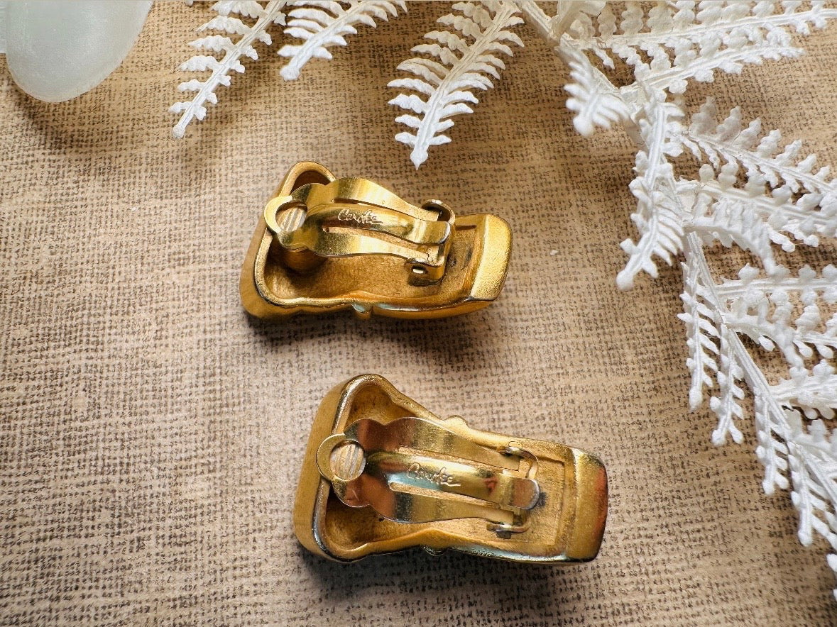 These vintage gold Carolee Roman column earrings are an incredible pair of bold neoclassical earrings. Featuring a matte gold finish, these clip on style sculptural earrings are accented with tiny pave set rhinestones. An incredible pair of signed designer earrings from the 1980s. A truly striking vintage treasure. Please view all pics and let me know if you have any questions at all!