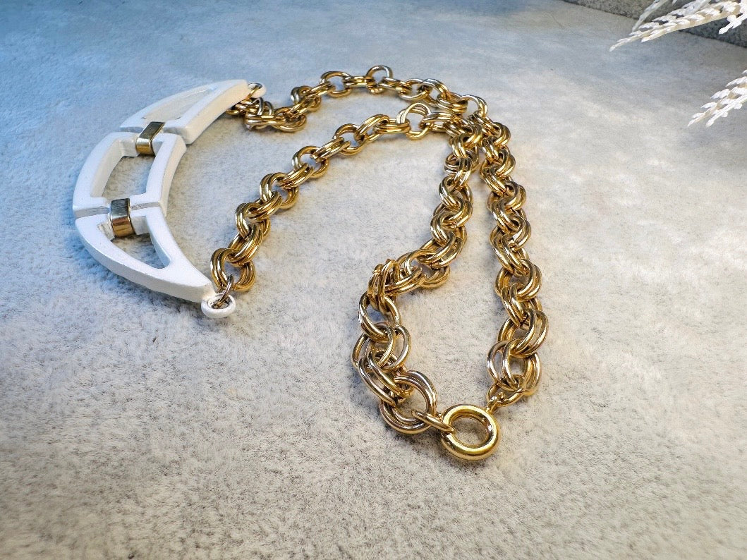 This white and gold vintage geometric necklace is chic and unique. Double link gold curb chain connects with a white geometric pendant bib, comprised or three white enameled articulated pieces. Versatile while making a statement. Minimal wear and in great vintage condition. A perfect summer necklace to incorporate into a variety of looks, paired with others or worn alone.
Dimensions: 18" long