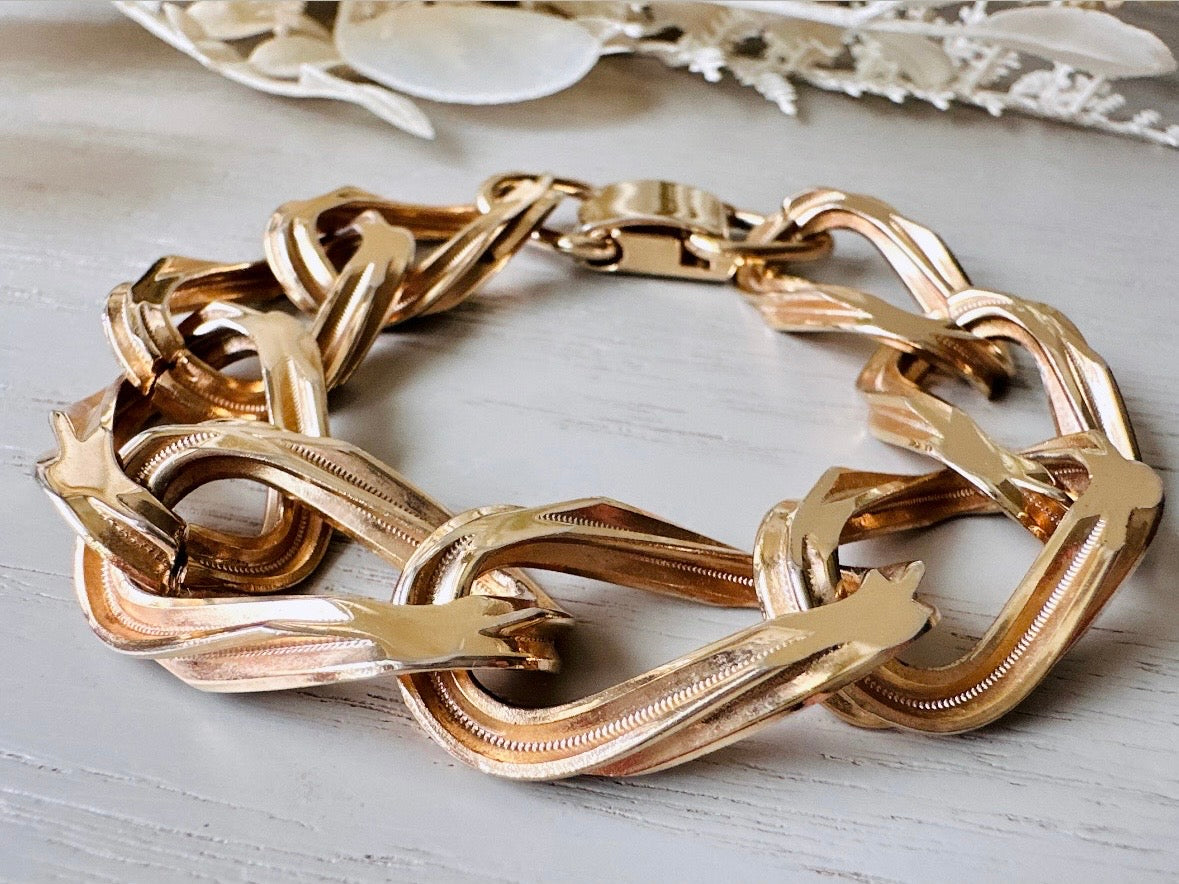 This vintage gold chain 1970s bracelet is beautiful. A signed Sperry piece- this company was renowned for elegant and well crafted chain jewelry. This chain bracelet is so unique- the wide width curb chain has an intricate dotted border as it weaves and links with the next. A gorgeous light gold shade and in fantastic vintage condition, no major flaws to note. Hinge clip clasp. Looks amazing paired with others for the ultimate stack!