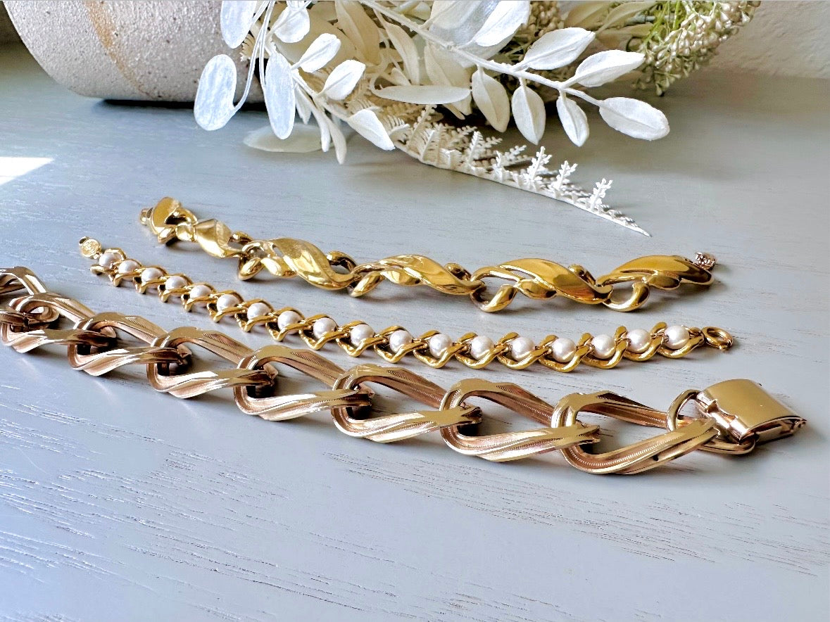 This vintage gold chain 1970s bracelet is beautiful. A signed Sperry piece- this company was renowned for elegant and well crafted chain jewelry. This chain bracelet is so unique- the wide width curb chain has an intricate dotted border as it weaves and links with the next. A gorgeous light gold shade and in fantastic vintage condition, no major flaws to note. Hinge clip clasp. Looks amazing paired with others for the ultimate stack!