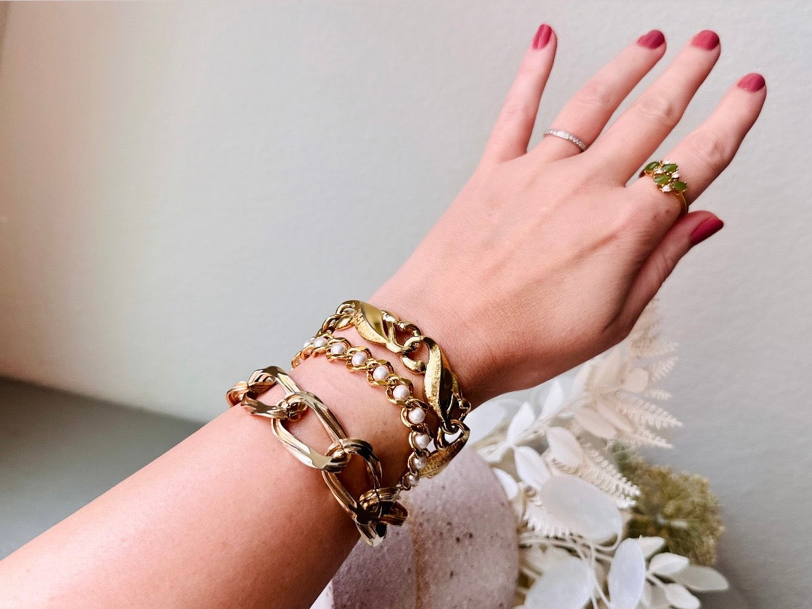 This vintage gold chain 1970s bracelet is beautiful. A signed Sperry piece- this company was renowned for elegant and well crafted chain jewelry. This chain bracelet is so unique- the wide width curb chain has an intricate dotted border as it weaves and links with the next. A gorgeous light gold shade and in fantastic vintage condition, no major flaws to note. Hinge clip clasp. Looks amazing paired with others for the ultimate stack!