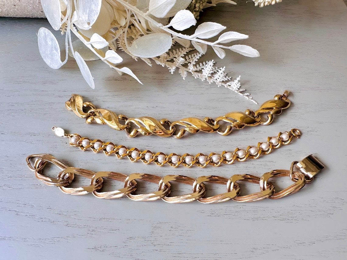 This vintage gold chain 1970s bracelet is beautiful. A signed Sperry piece- this company was renowned for elegant and well crafted chain jewelry. This chain bracelet is so unique- the wide width curb chain has an intricate dotted border as it weaves and links with the next. A gorgeous light gold shade and in fantastic vintage condition, no major flaws to note. Hinge clip clasp. Looks amazing paired with others for the ultimate stack!