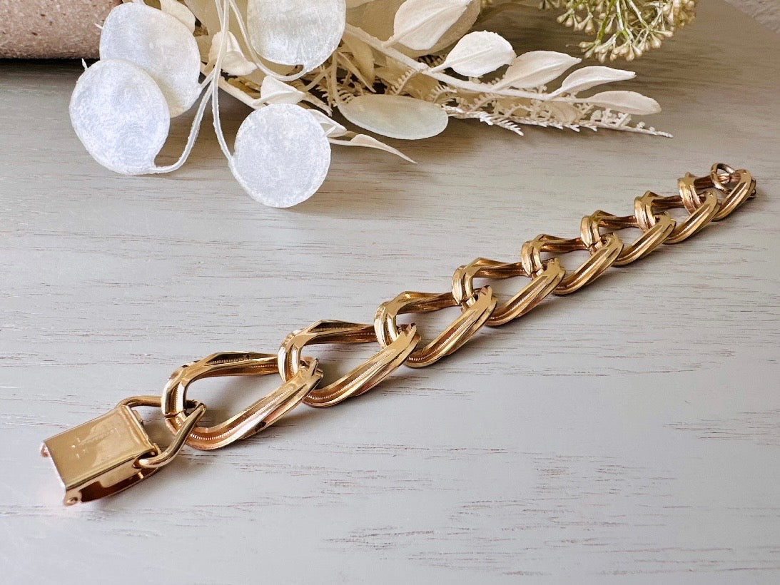 This vintage gold chain 1970s bracelet is beautiful. A signed Sperry piece- this company was renowned for elegant and well crafted chain jewelry. This chain bracelet is so unique- the wide width curb chain has an intricate dotted border as it weaves and links with the next. A gorgeous light gold shade and in fantastic vintage condition, no major flaws to note. Hinge clip clasp. Looks amazing paired with others for the ultimate stack!