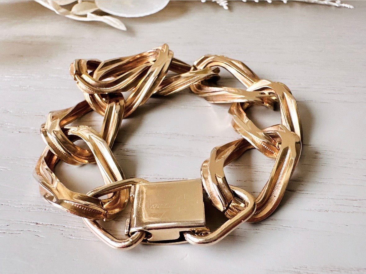 This vintage gold chain 1970s bracelet is beautiful. A signed Sperry piece- this company was renowned for elegant and well crafted chain jewelry. This chain bracelet is so unique- the wide width curb chain has an intricate dotted border as it weaves and links with the next. A gorgeous light gold shade and in fantastic vintage condition, no major flaws to note. Hinge clip clasp. Looks amazing paired with others for the ultimate stack!