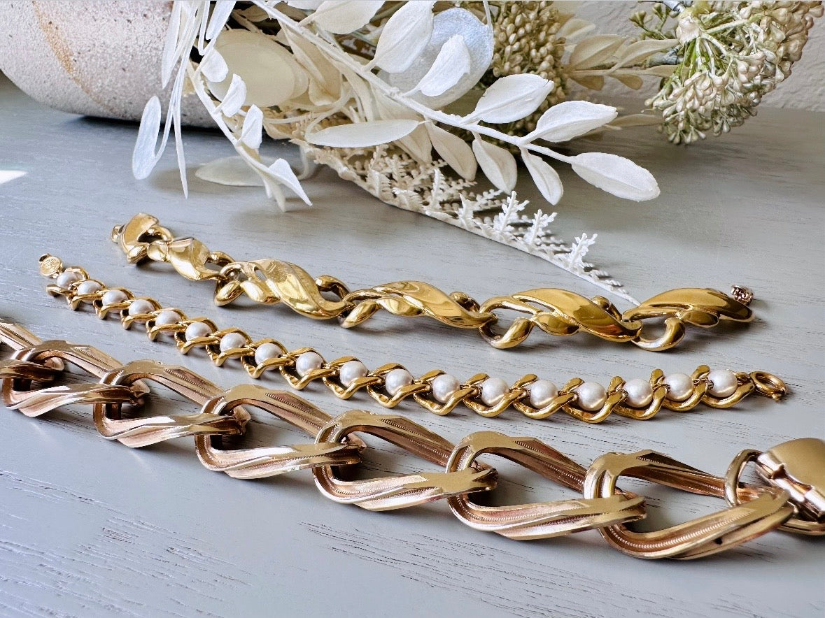 This vintage gold chain 1970s bracelet is beautiful. A signed Sperry piece- this company was renowned for elegant and well crafted chain jewelry. This chain bracelet is so unique- the wide width curb chain has an intricate dotted border as it weaves and links with the next. A gorgeous light gold shade and in fantastic vintage condition, no major flaws to note. Hinge clip clasp. Looks amazing paired with others for the ultimate stack!