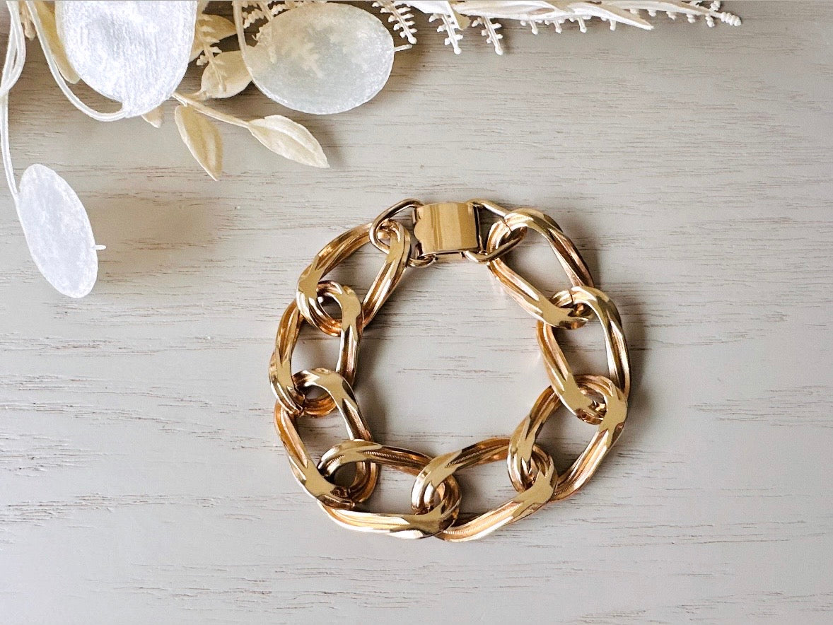 This vintage gold chain 1970s bracelet is beautiful. A signed Sperry piece- this company was renowned for elegant and well crafted chain jewelry. This chain bracelet is so unique- the wide width curb chain has an intricate dotted border as it weaves and links with the next. A gorgeous light gold shade and in fantastic vintage condition, no major flaws to note. Hinge clip clasp. Looks amazing paired with others for the ultimate stack!