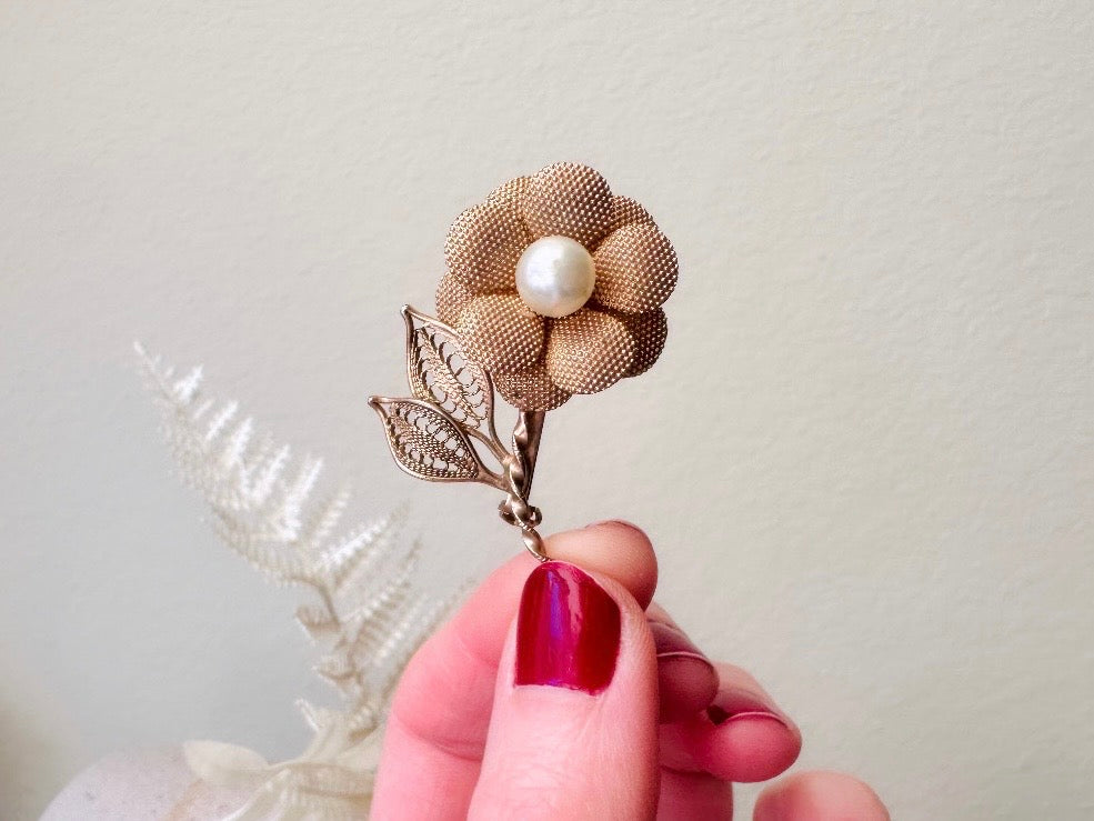 Vintage Gold Daisy Brooch with Cream Pearl, Antique Gold Flower Brooch, Gold Bridal Brooch Bouquet, Antique Daisy Pin with Filigree Leaves