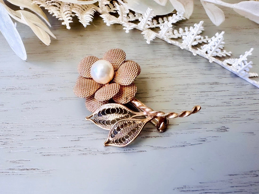 Vintage Gold Daisy Brooch with Cream Pearl, Antique Gold Flower Brooch, Gold Bridal Brooch Bouquet, Antique Daisy Pin with Filigree Leaves from Piggle and Pop