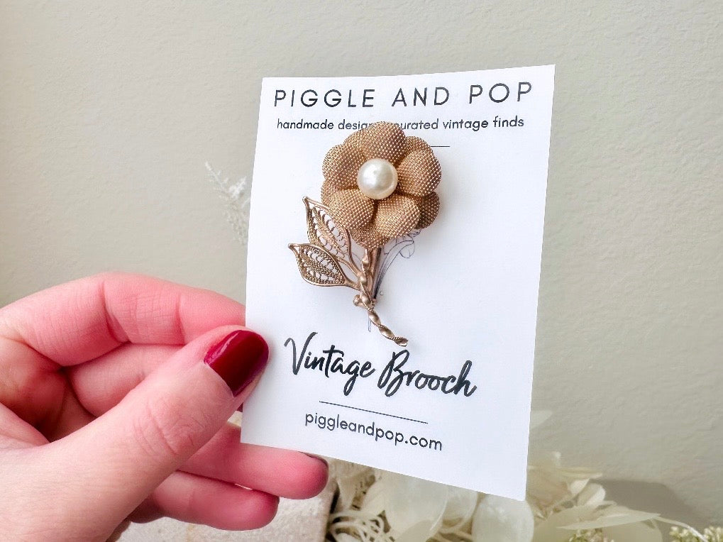 Vintage Gold Daisy Brooch with Cream Pearl, Antique Gold Flower Brooch, Gold Bridal Brooch Bouquet, Antique Daisy Pin with Filigree Leaves from Piggle and Pop