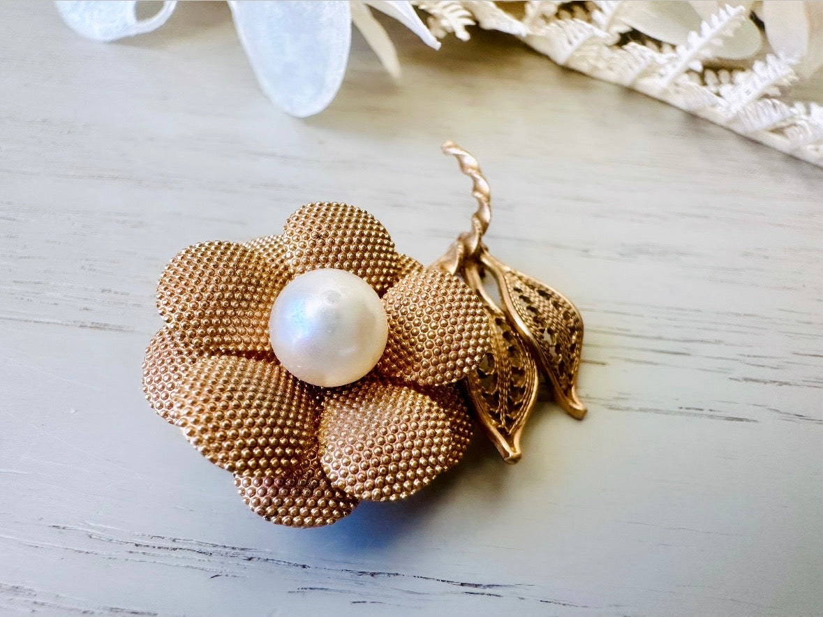 Vintage Gold Daisy Brooch with Cream Pearl, Antique Gold Flower Brooch, Gold Bridal Brooch Bouquet, Antique Daisy Pin with Filigree Leaves from Piggle and Pop