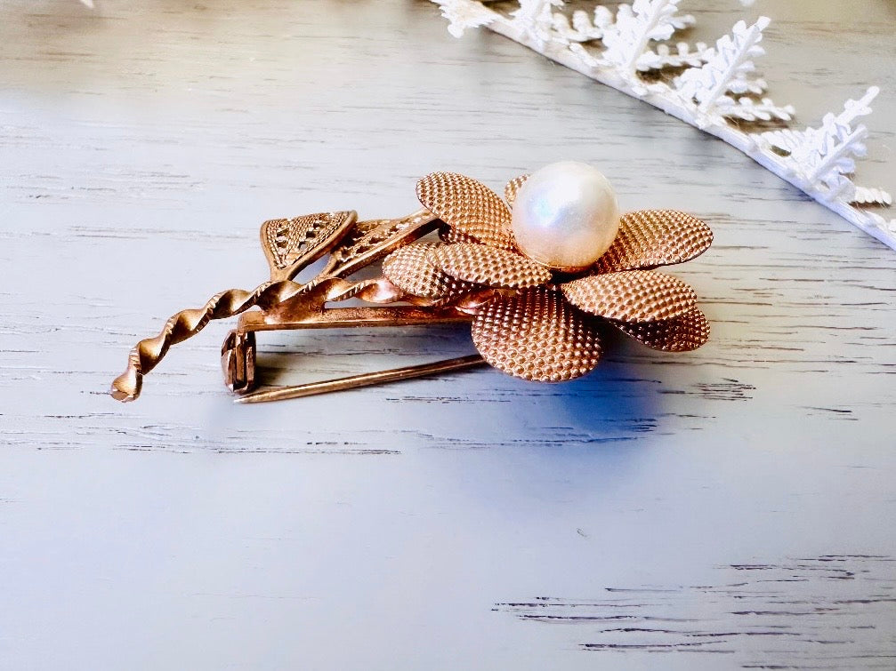 Vintage Gold Daisy Brooch with Cream Pearl, Antique Gold Flower Brooch, Gold Bridal Brooch Bouquet, Antique Daisy Pin with Filigree Leaves from Piggle and Pop