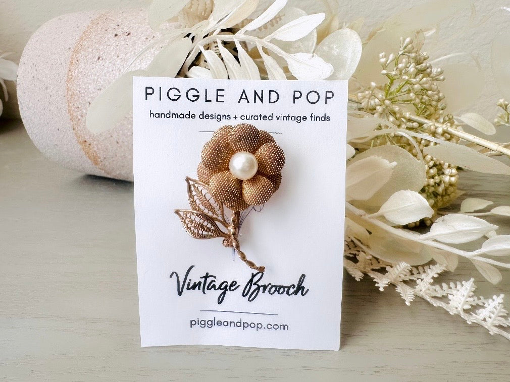 Vintage Gold Daisy Brooch with Cream Pearl, Antique Gold Flower Brooch, Gold Bridal Brooch Bouquet, Antique Daisy Pin with Filigree Leaves from Piggle and Pop