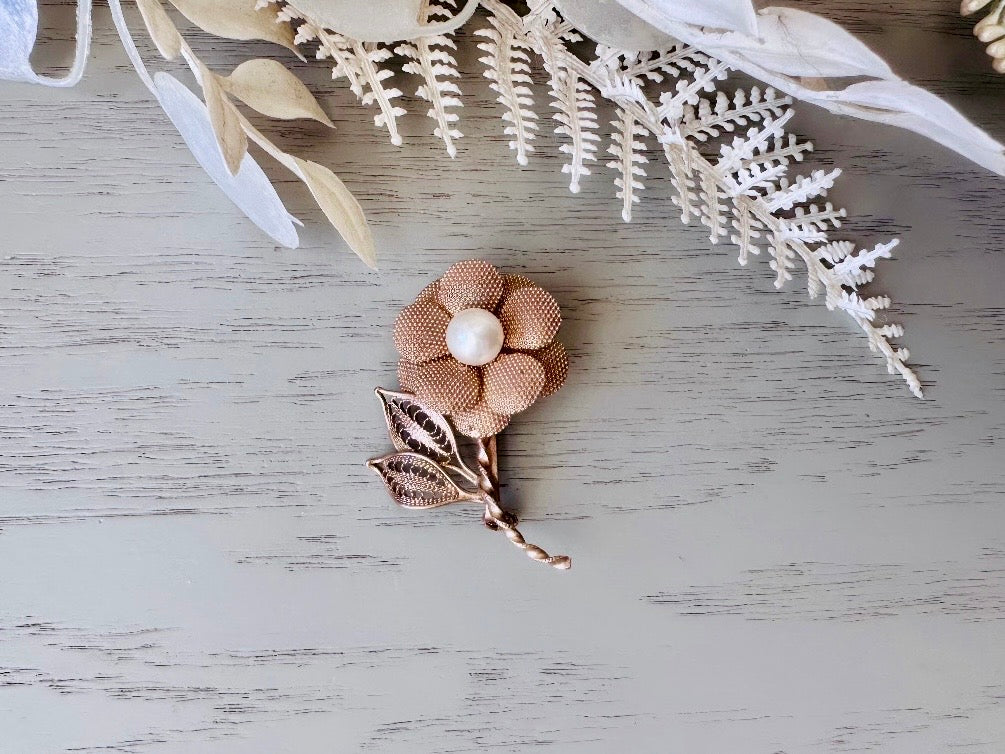 Vintage Gold Daisy Brooch with Cream Pearl, Antique Gold Flower Brooch, Gold Bridal Brooch Bouquet, Antique Daisy Pin with Filigree Leaves from Piggle and Pop