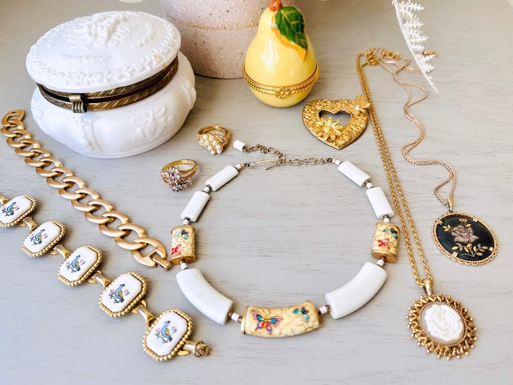 Vintage Gold Daisy Brooch with Cream Pearl, Antique Gold Flower Brooch, Gold Bridal Brooch Bouquet, Antique Daisy Pin with Filigree Leaves from Piggle and Pop