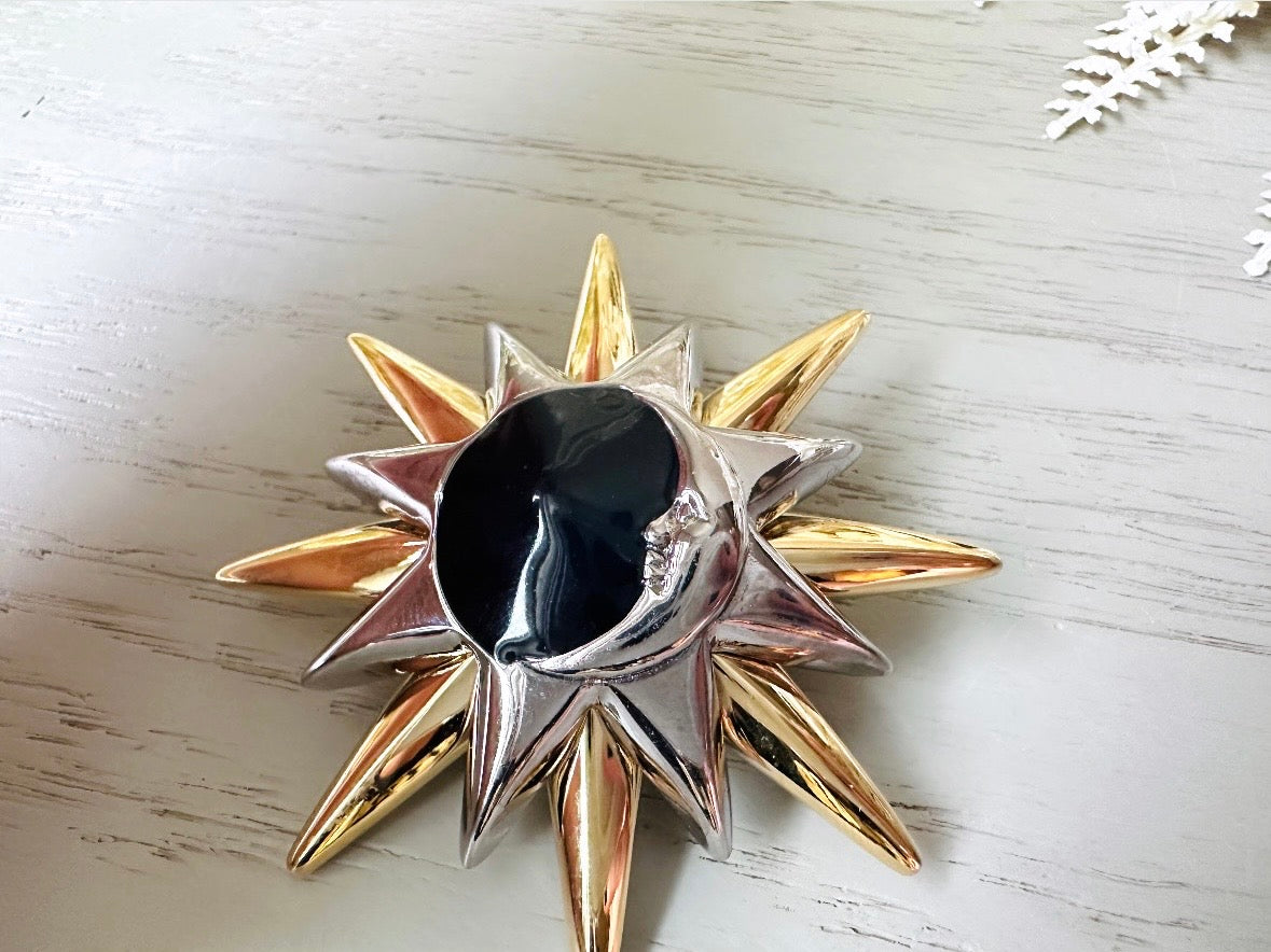 This is a vintage Liz Claiborne moon and starburst brooch from the 1980s. In excellent condition, this pin features a silver and gold starburst with a silver crescent moon on top of black circular enamel inlay. High quality designer signed brooch. No flaws to note, this vintage brooch has a fully working pin and lock, in great condition.